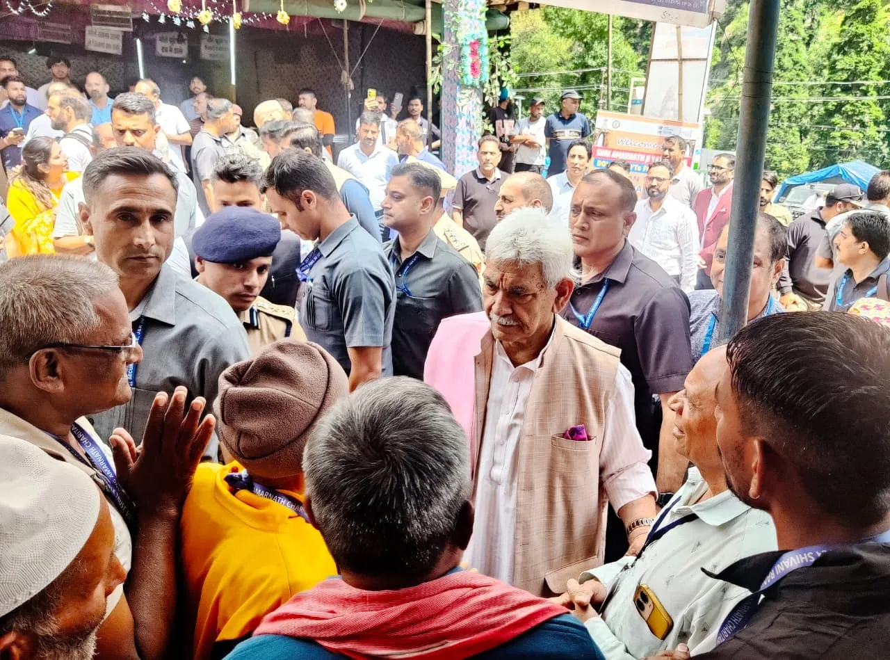 Lieutenant Governor Sh Manoj Sinha reviewed the ground situation and pilgrim facilities at Chandanwari (3)