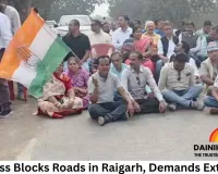 Congress Blocks Roads in Raigarh, Demands Extension of Paddy Procurement Period and Closure of Liquor Shops on Gandhi Death Anniversary