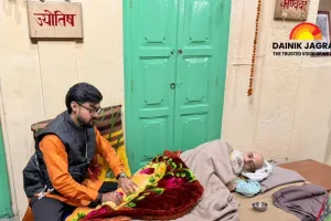 Nirav Sathe Receives Blessings from Padma Shri Pandit Ganeshwar Shastri Dravid Ji in Varanasi