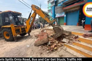 Debris Spills Onto Road, Bus and Car Get Stuck; Traffic Hit